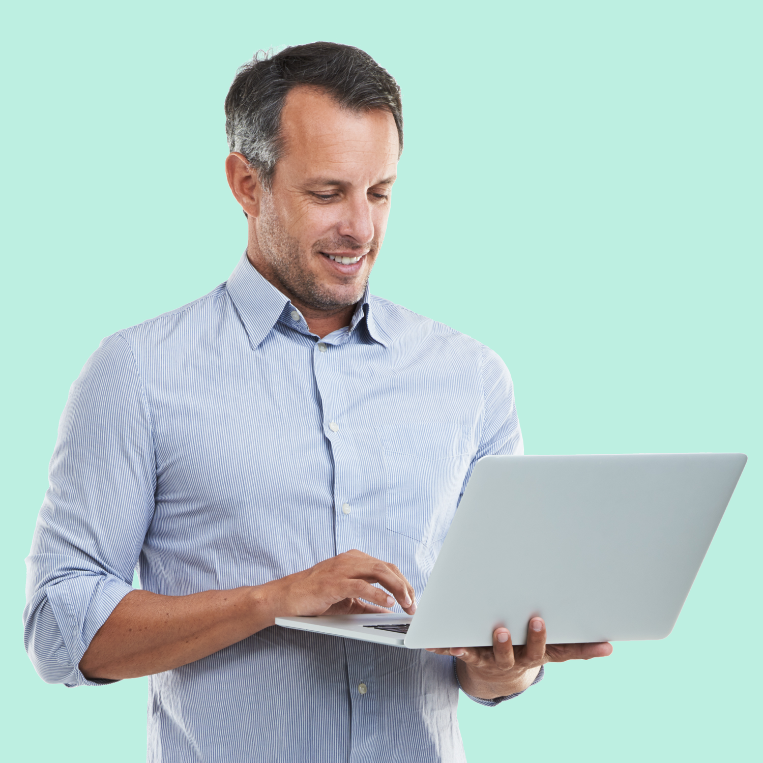 En smilende mand med kort, gråt hår holder en åben bærbar computer i hænderne. Han har en lyseblå, nålestribet skjorte på og kigger ned på skærmen. Baggrunden er ensfarvet, lyseblågrøn.